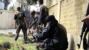 المرصد السوري يقول إن ضباط بالجيش السوري سلموا البلدة بعد حصارها.